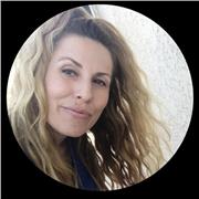 Enseignante diplômée avec un Master de l’université de Salford et ayant vécu 21 ans en Angleterre, enseigne l’anglais tous niveaux